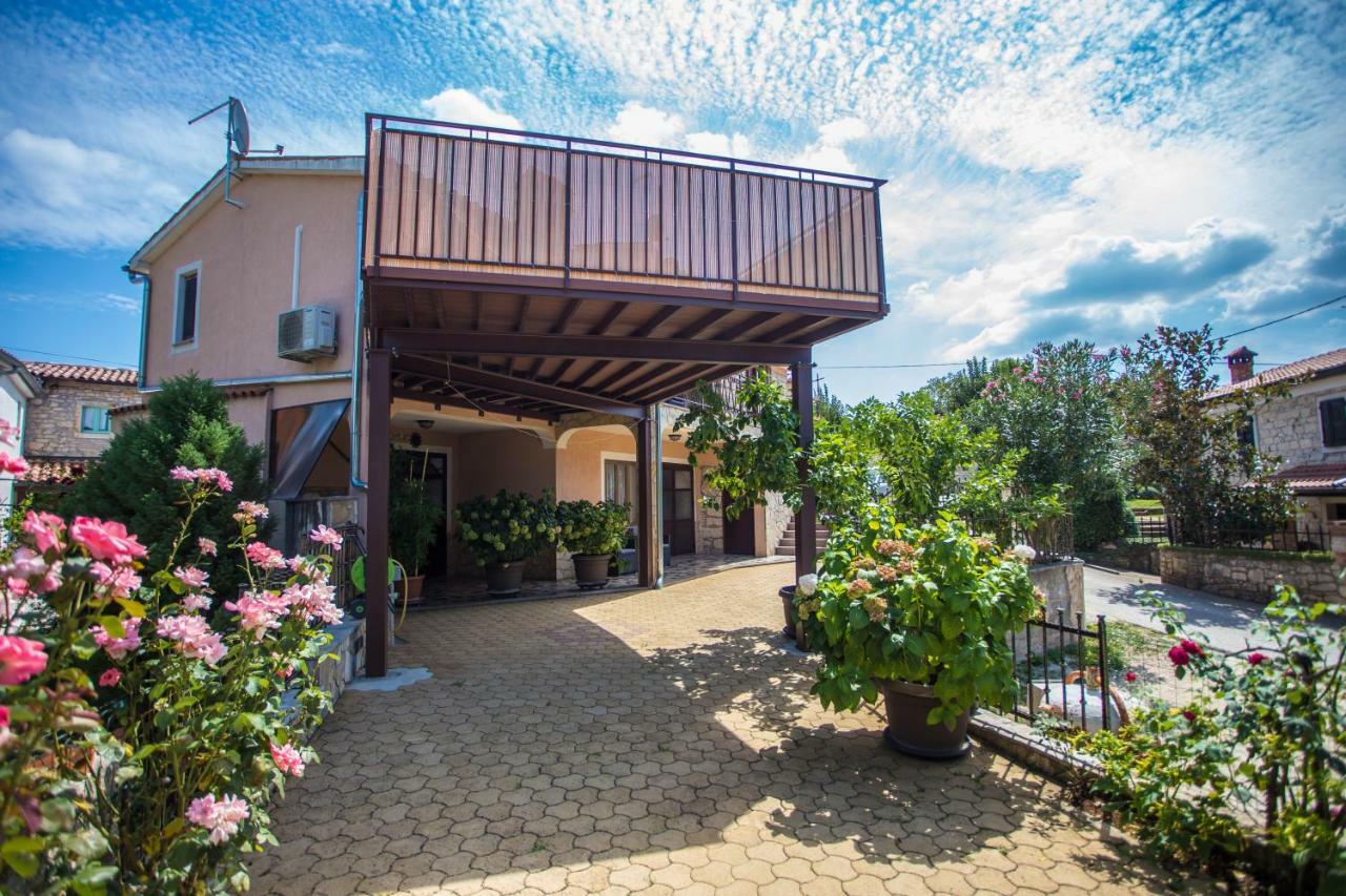Villa Michelle Karojba Exteriér fotografie